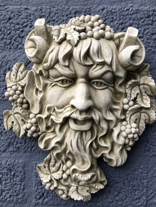 Wandornament steen, Bacchus, tuin wanddecoratie of terras, goden Romeinse tuin.